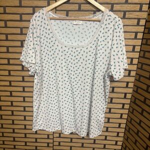 Free Kisses Cream And Blue Floral Top‎ Size 3X